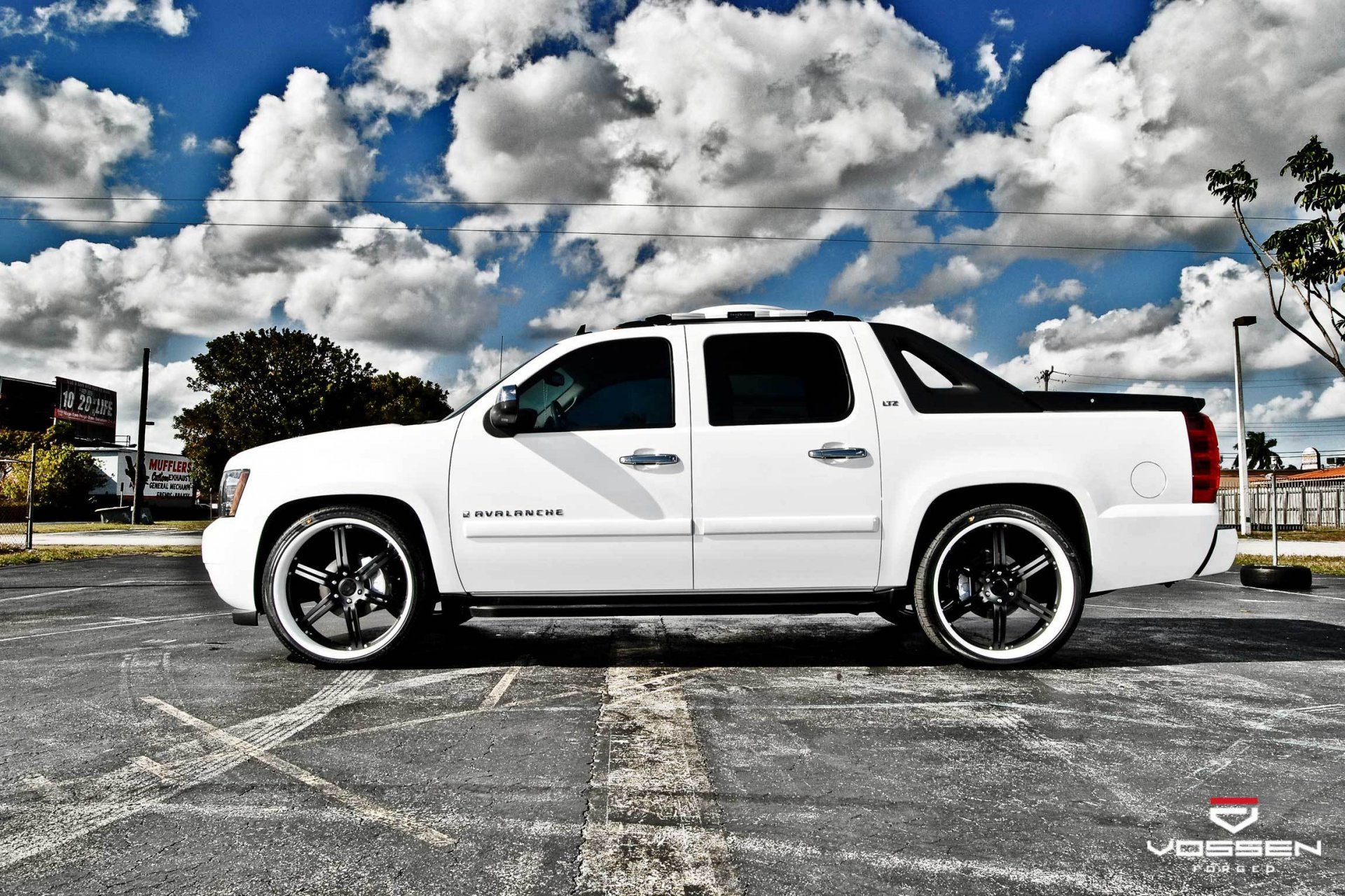 chevrolet blanco llantas cielo estacionamiento hdr