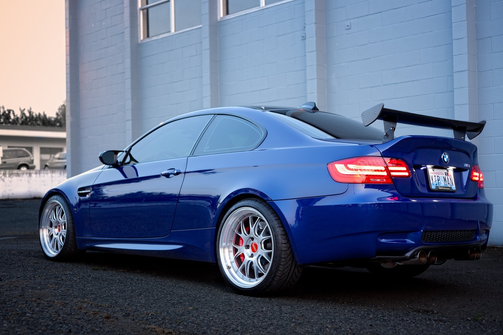 bmw m3 e92 bleu bâtiment bmw bleu foncé phare aile jantes bbs