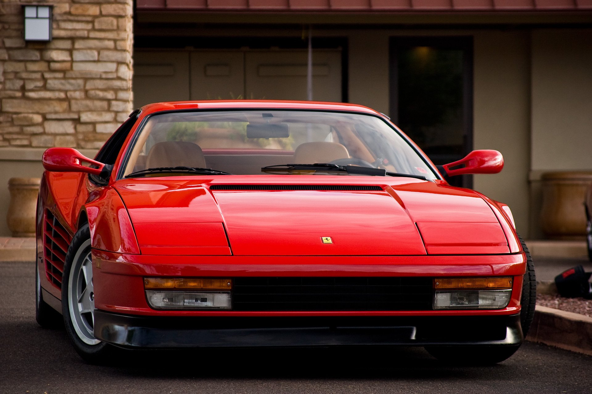 ferrari testarossa rouge bâtiment ferrari testarossa rouge