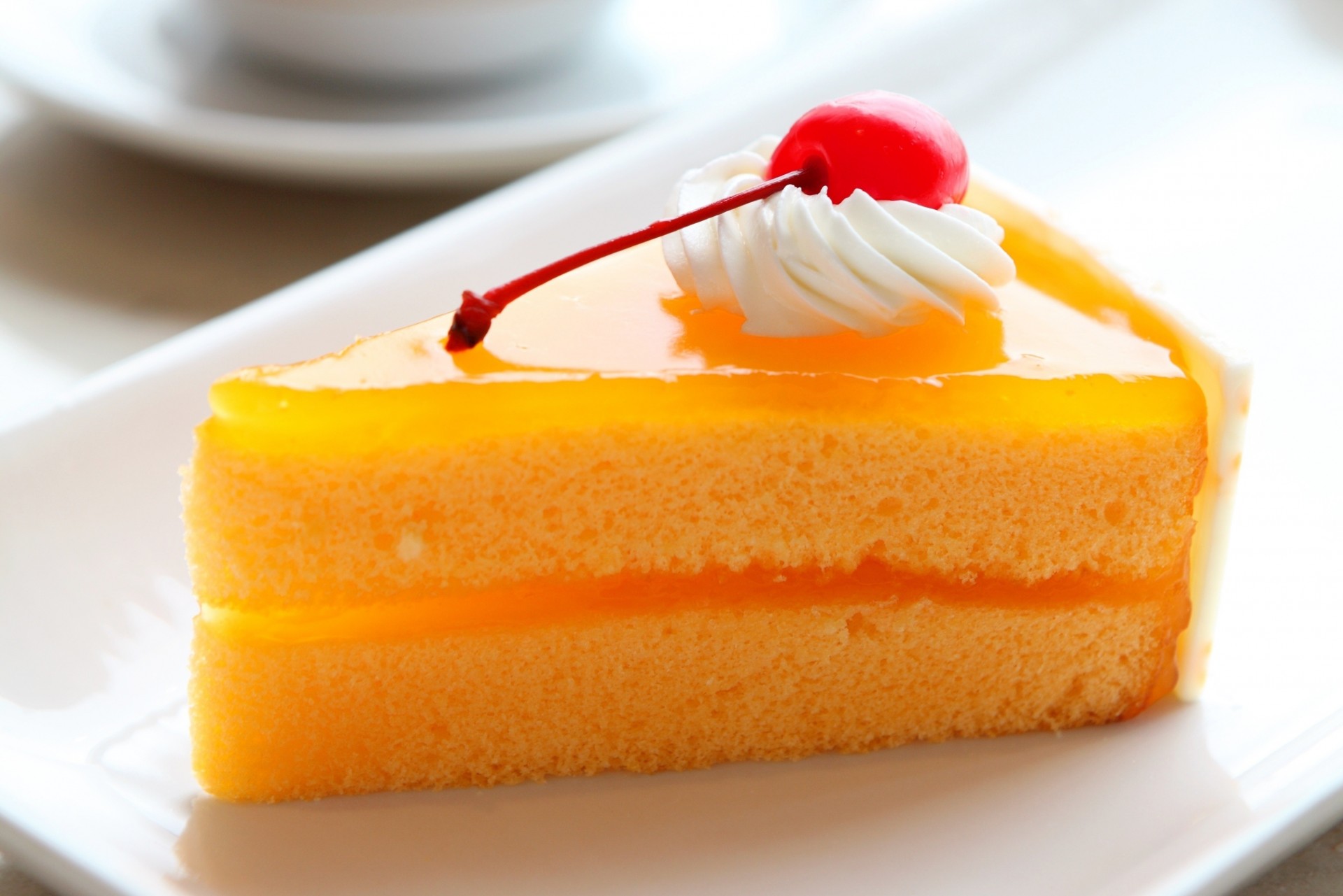 akura slice cake cream close up