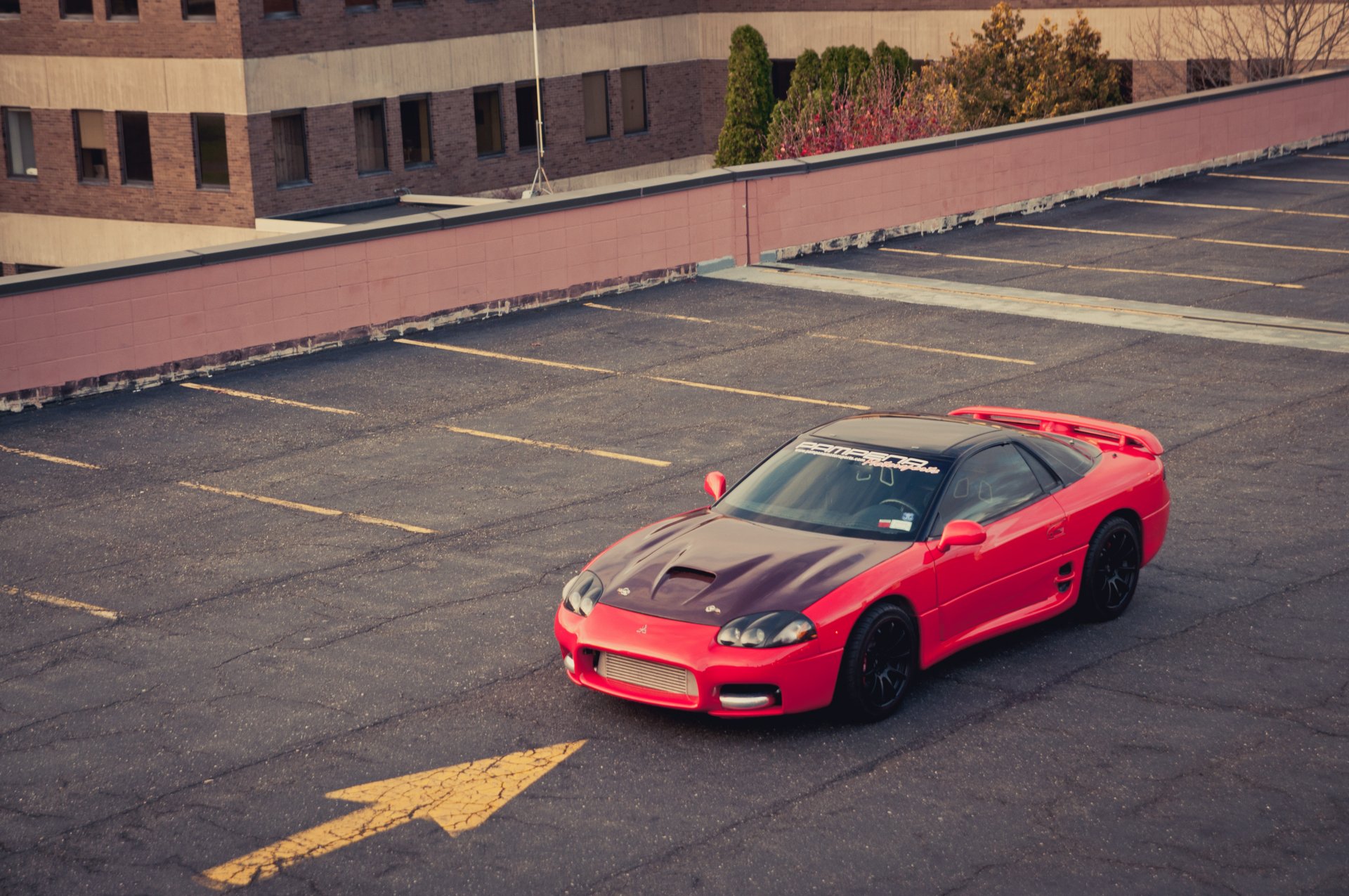 mitsubishi 3000gt rot mitsubishi rot parkplatz gebäude