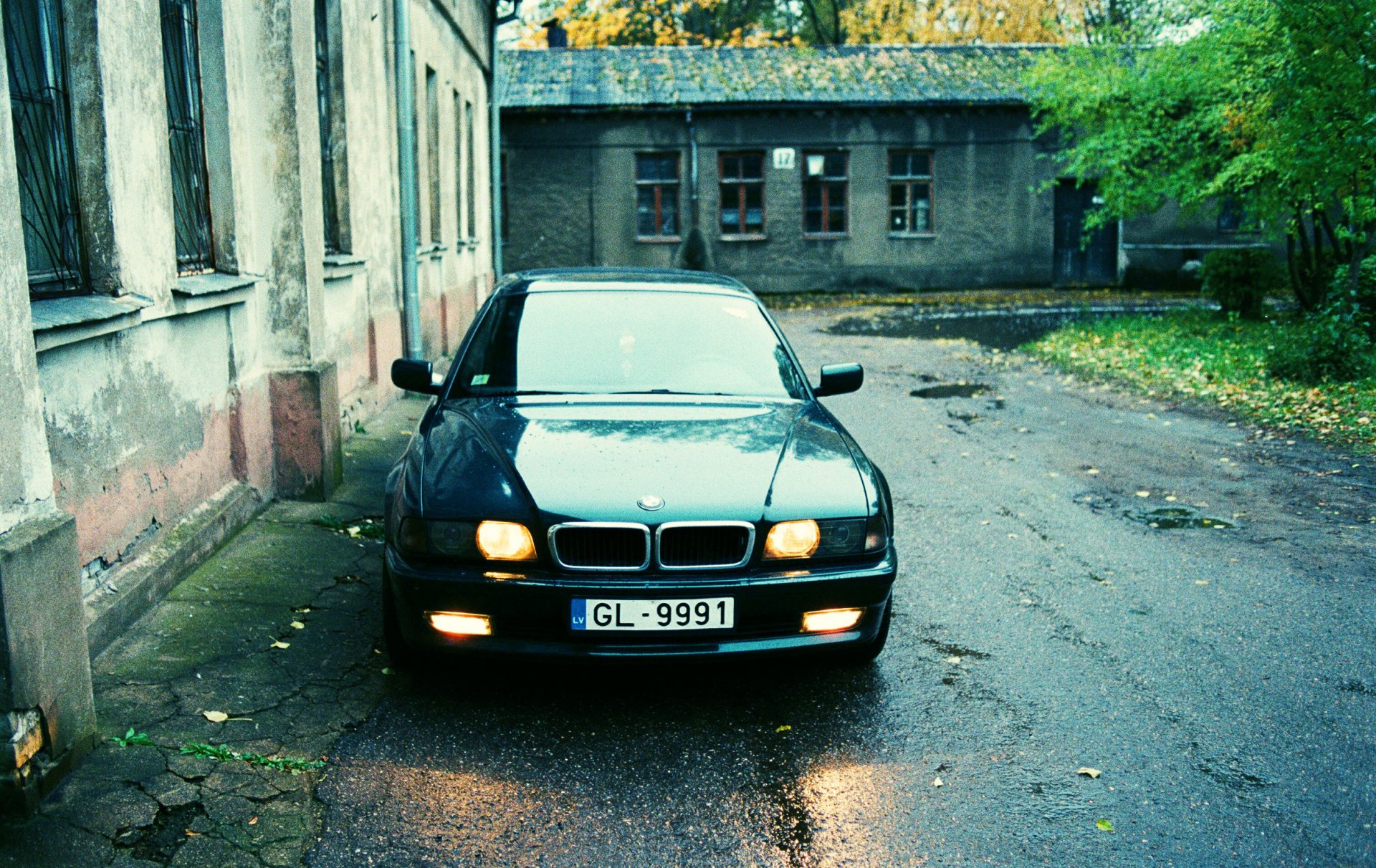 bmw 740 e38 stadt nasser asphalt häuser hof banditen boomer lichter abend sieben beha