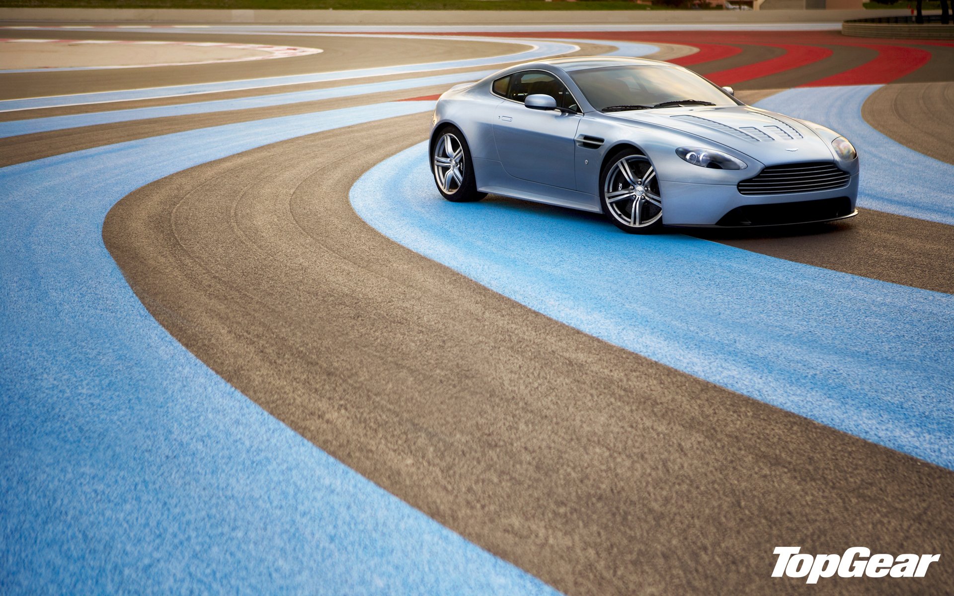 top gear top gear vitesse supérieure meilleure émission de télévision et magazine aston martin v12 vantage aston martin v12 vantage supercar avant piste de course paul ricard