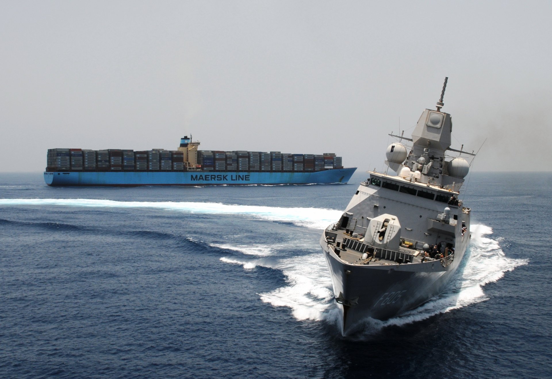 mer conteinership frégate feuille arc maersk arme militaire circulation f805