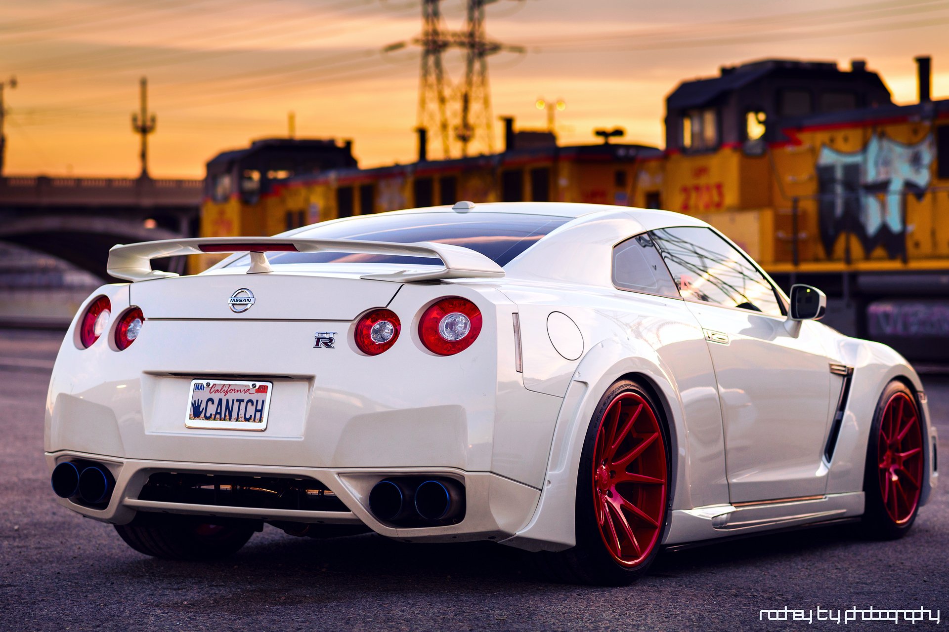 nissan gt-r blanco trasero rojo llantas cielo puesta de sol tren