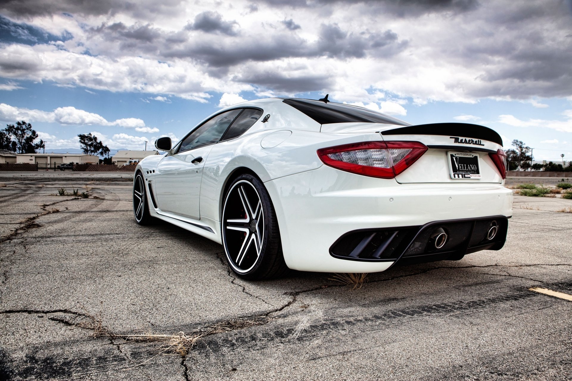 maserati granturismo mc stradale bianco maserati granturismo vista posteriore riflessione tubi di scarico