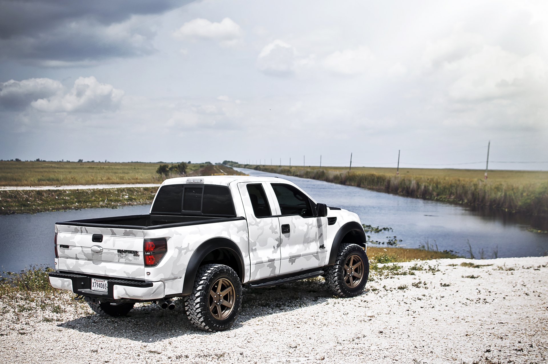 ford f-150 svt raptor biały raptor kamuflaż pickup niebo chmury rzeka