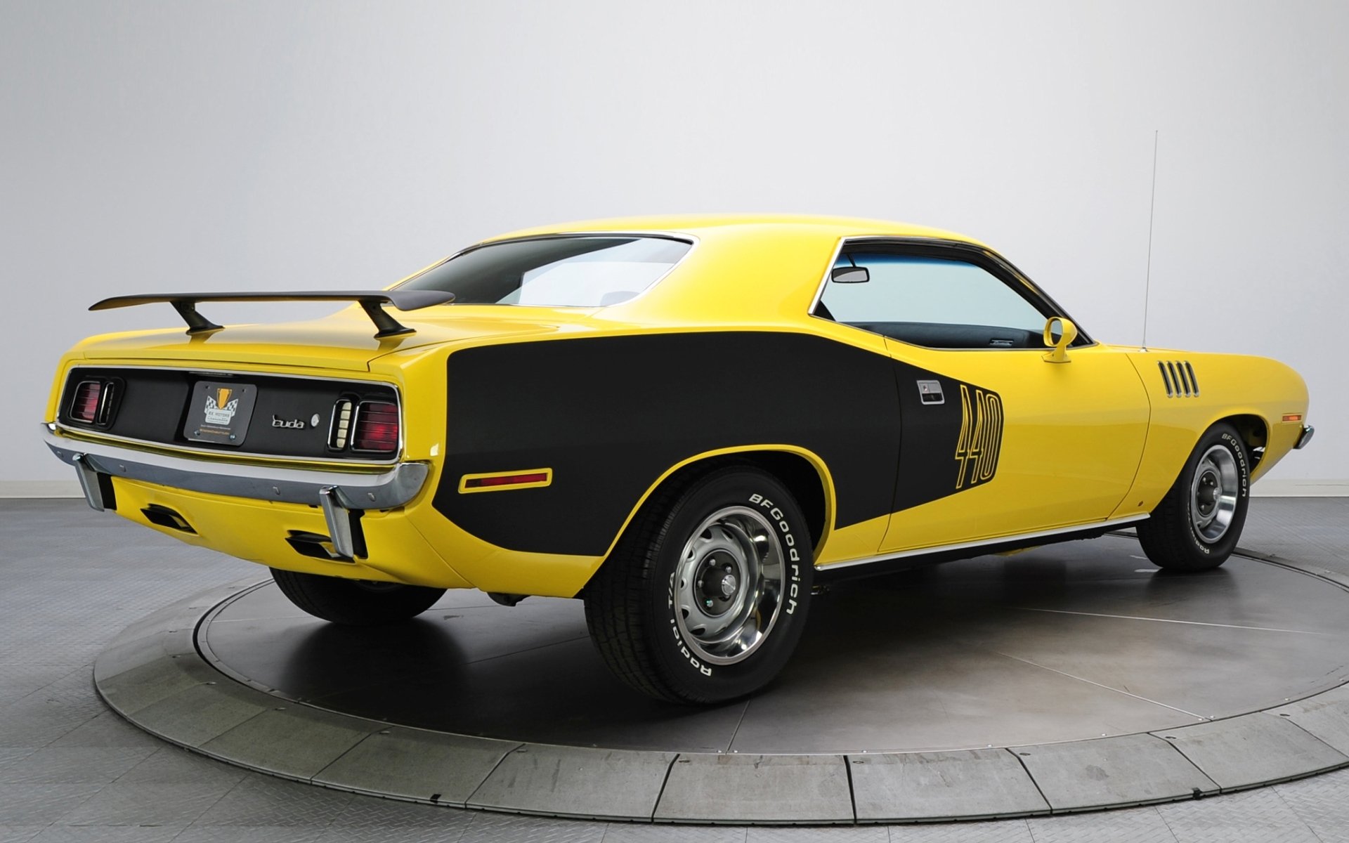 plymouth cuda 1971 a dónde barracuda vista trasera coche del músculo coche del músculo amarillo fondo