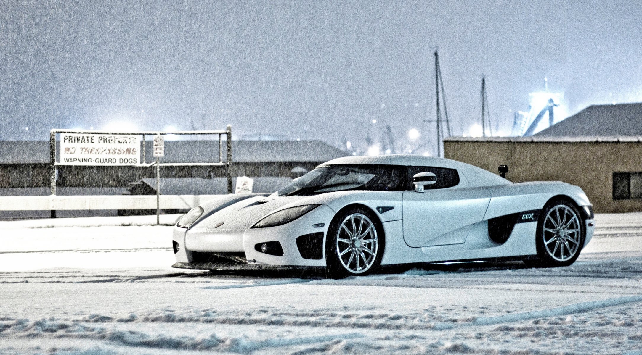 koenigsegg ccx bianco neve inverno keninsegg vista laterale inverno cielo edifici