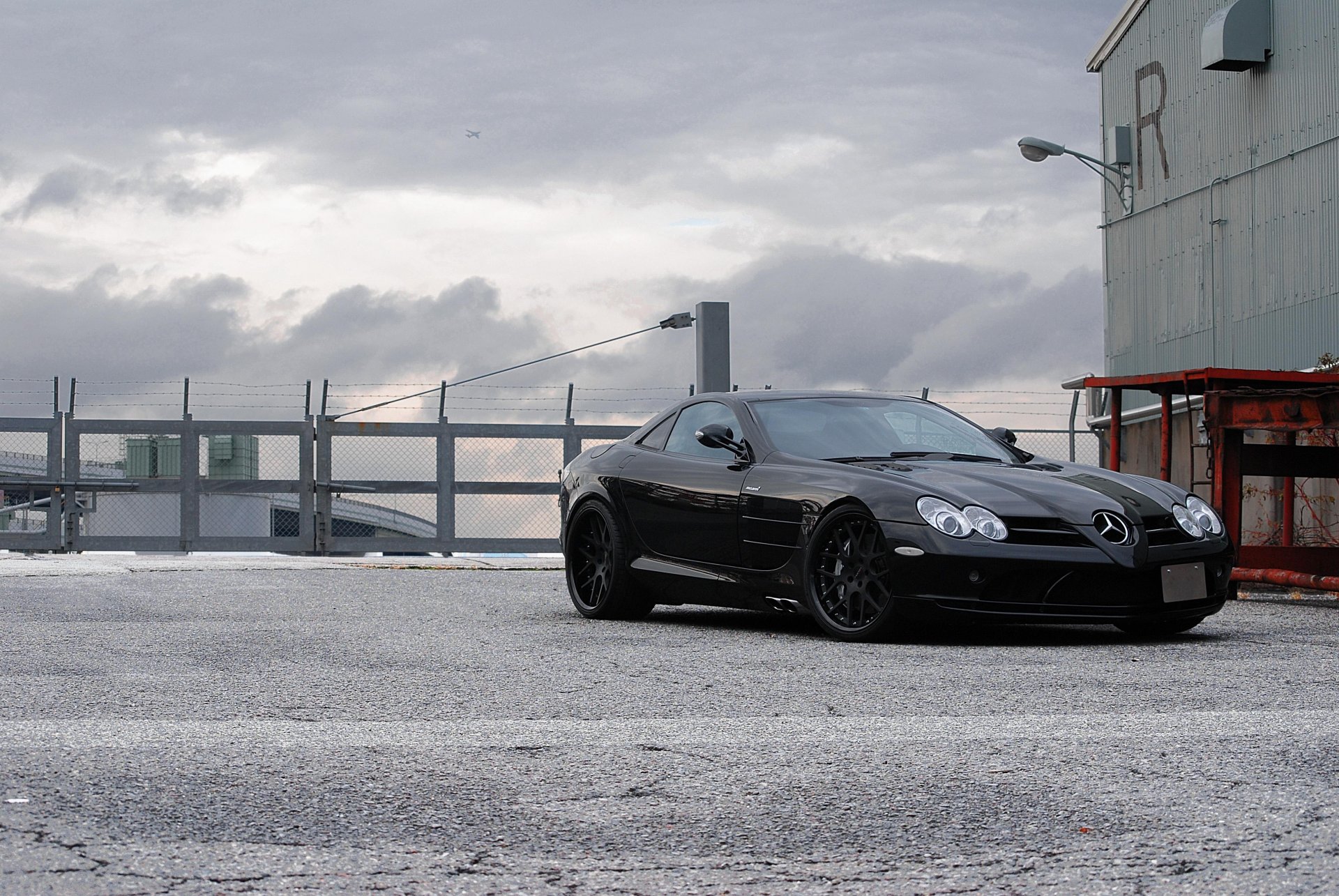 mercedes benz slr mclaren черный мерседес бенц макларен вид спереди ограждение колючая проволока