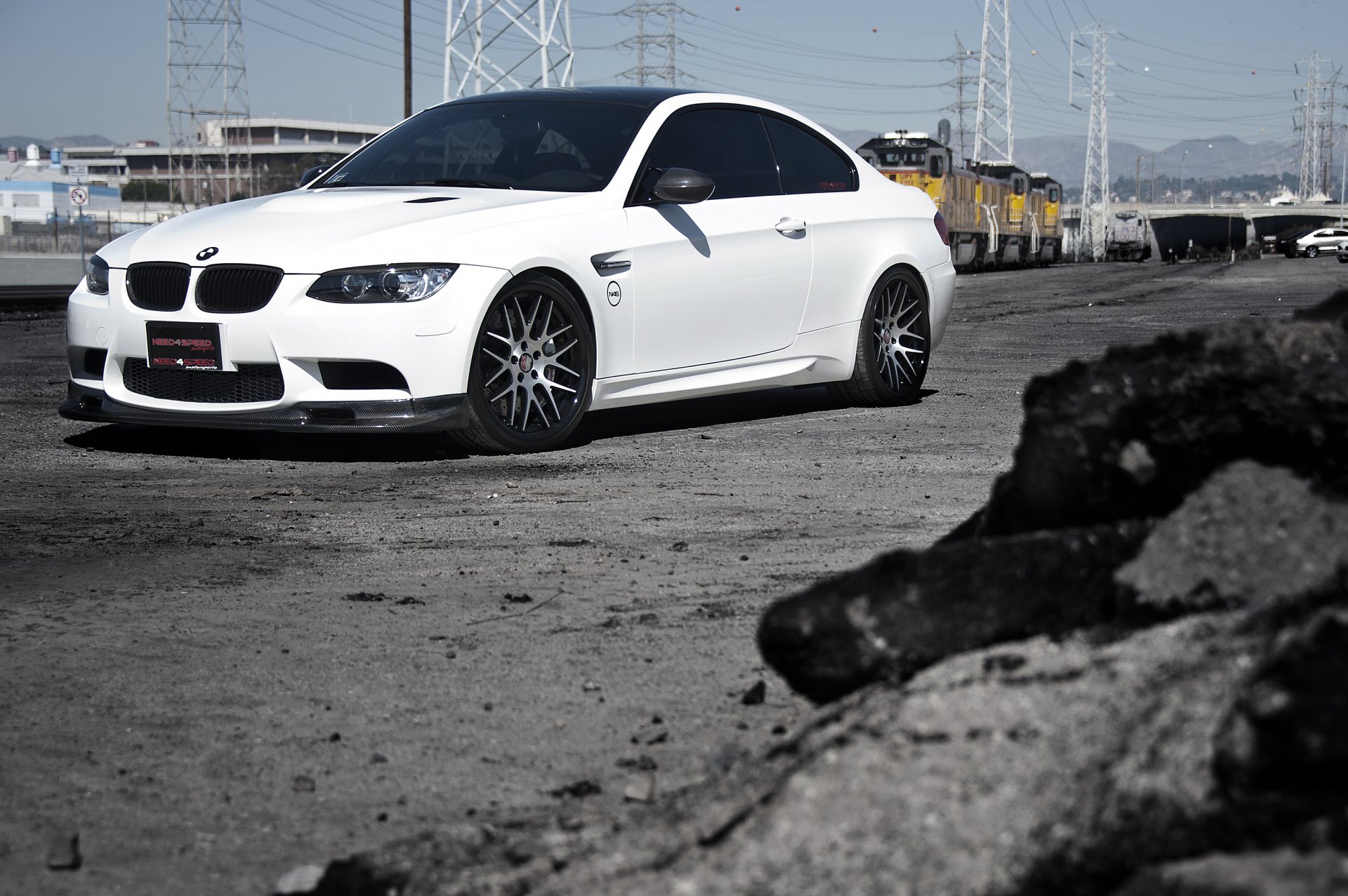 bmw m3 e92 blanc roues ferroviaire bmw train ciel ligne électrique voitures