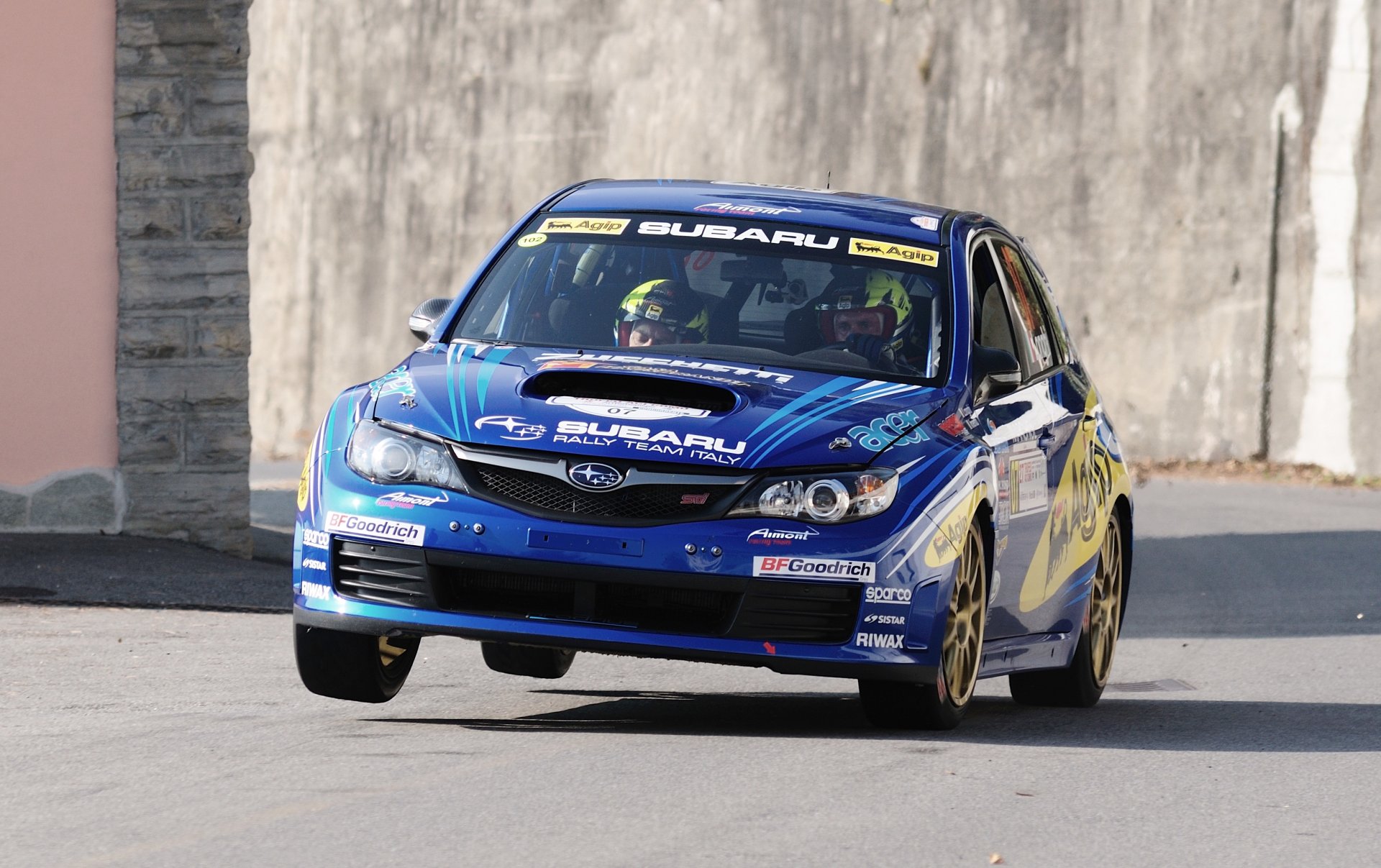 ubaru impreza rally wrc subaru impreza azul frente ciudad carretera