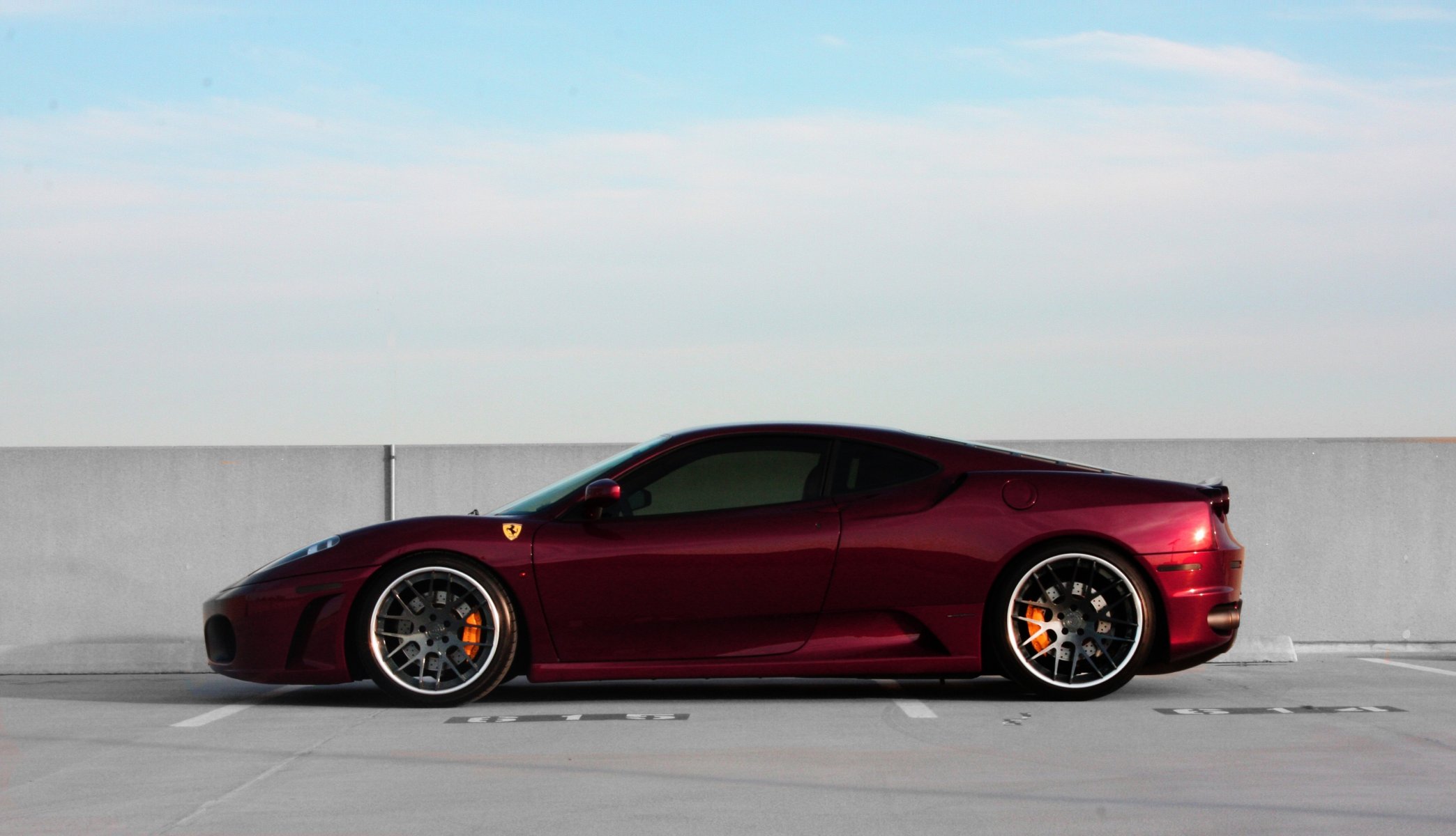 ferrari f430 rojo ruedas negro ferrari rojo oscuro perfil llantas pared cielo