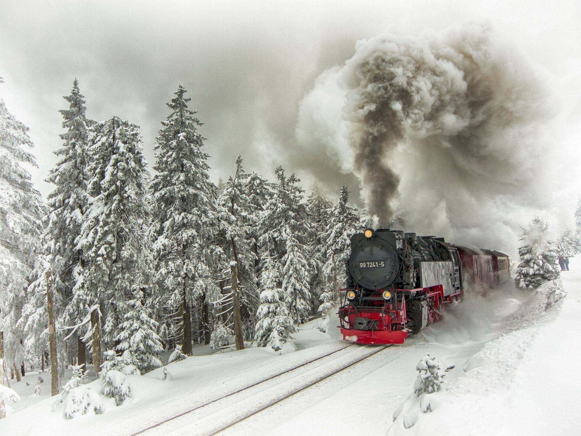 locomotive à vapeur train train hiver neige arbres épinettes rails fumée