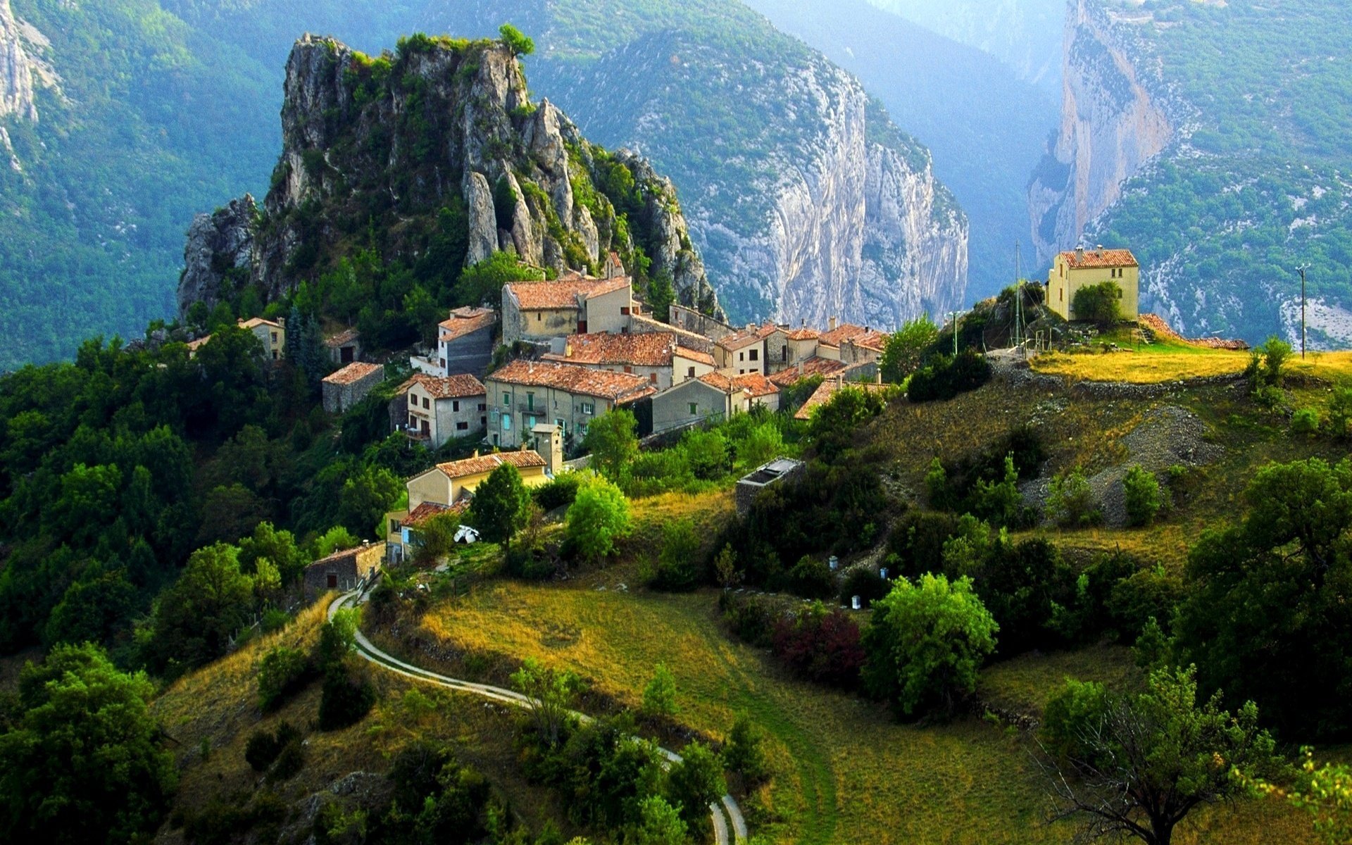 frankreich land berge alpen stadt häuser