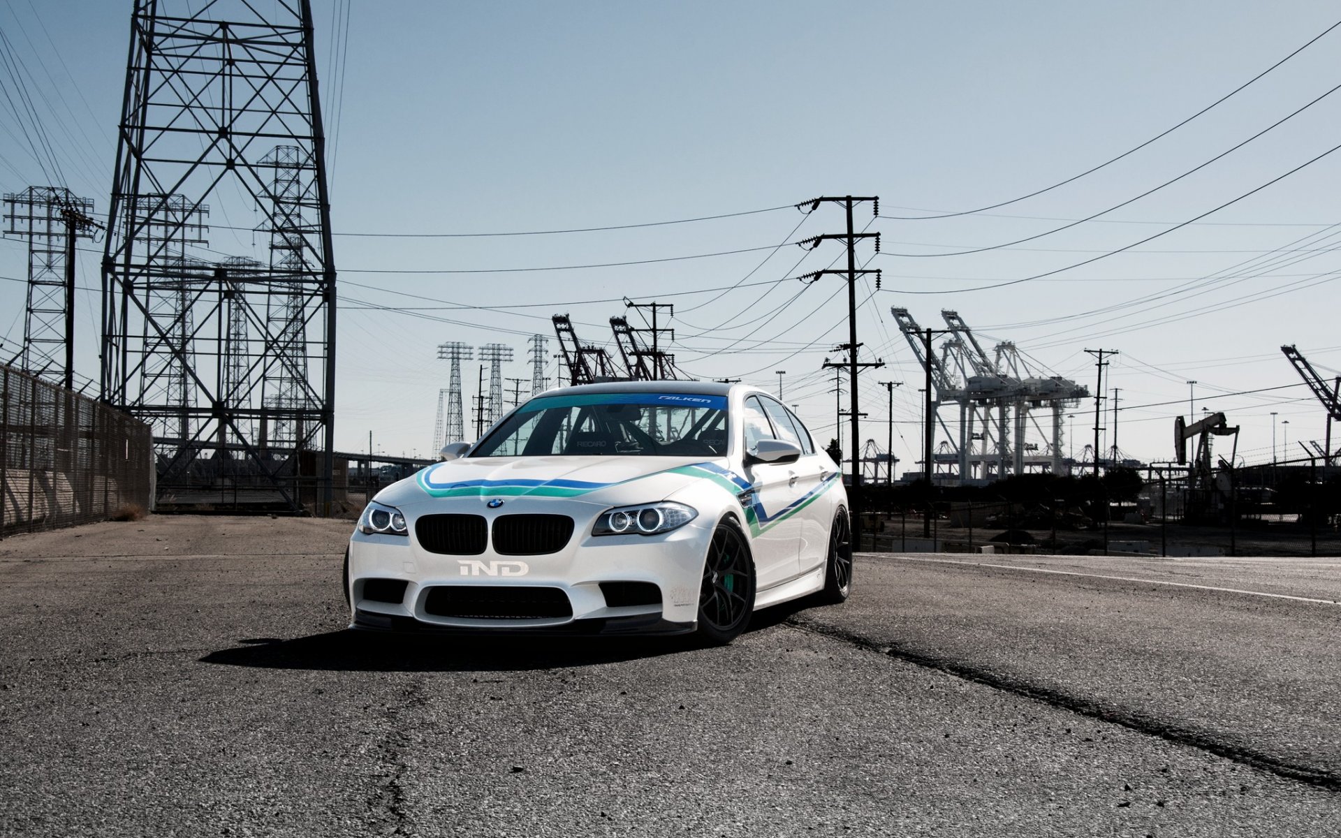 bmw m5 f10 blanc bmw vue de face lumière du jour lignes électriques supports haute tension