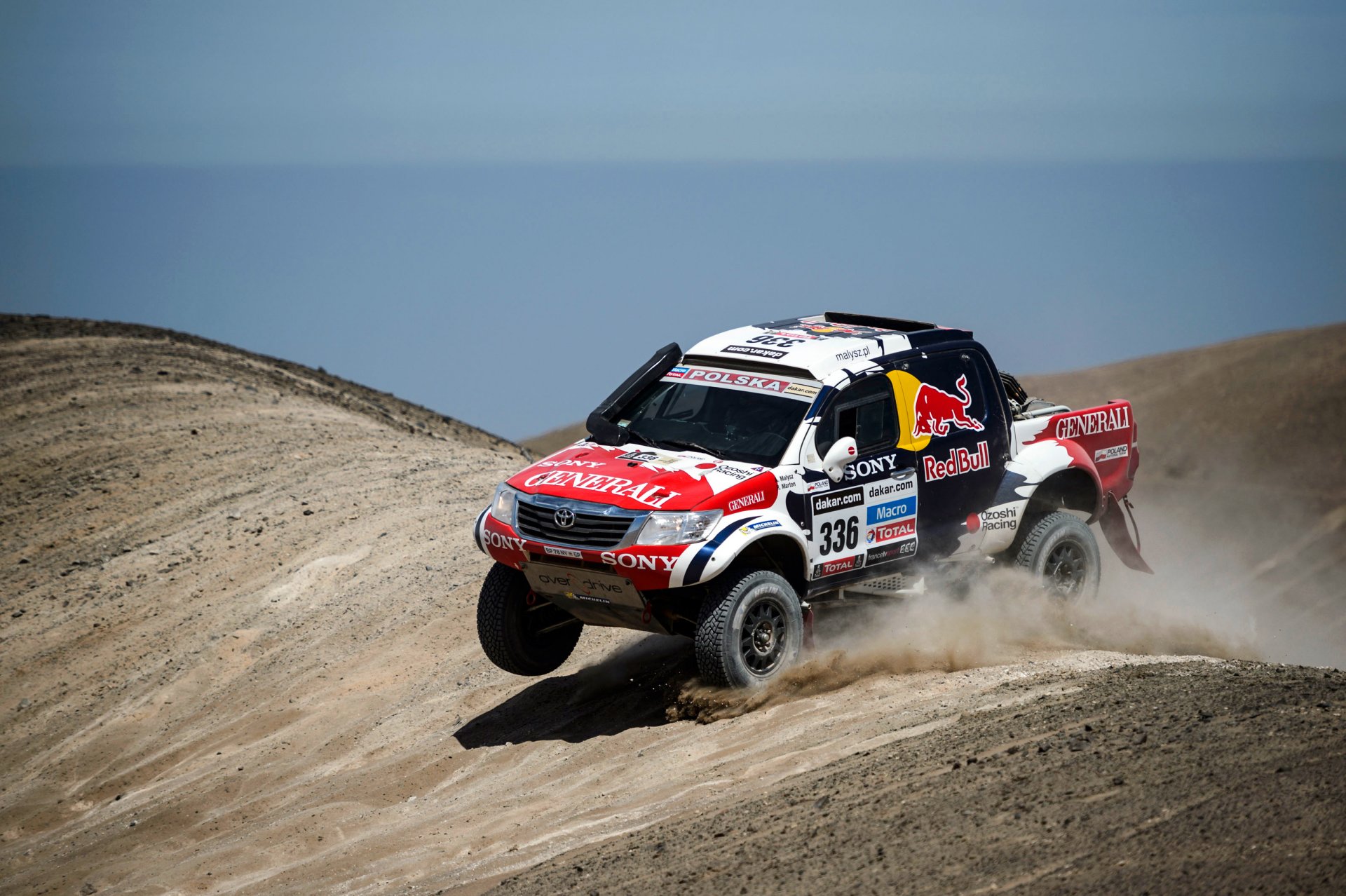 toyota zlot toyota dakar piasek przód niebo kurz