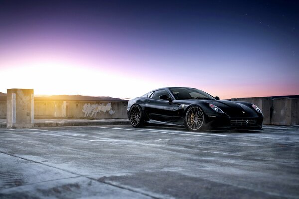 Чёрный ferrari 599 gtb fiorano на паркинге
