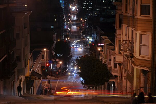 Światła na ulicach nocnego San Francisco