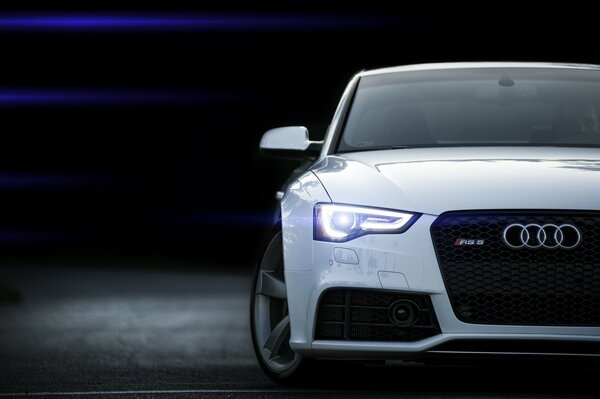 Coche Audi blanco con faros encendidos