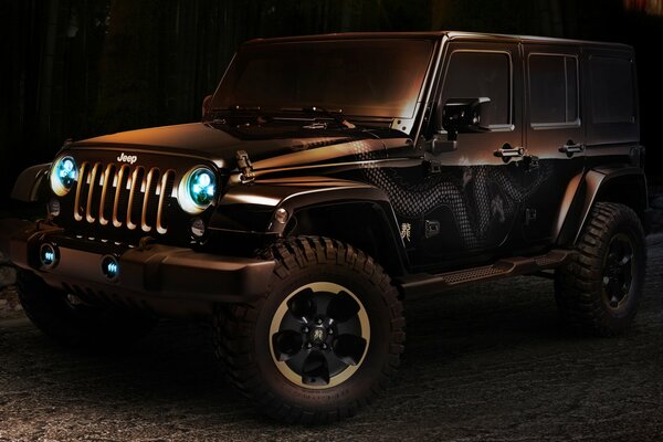 Jeep rangler en penumbra con faros