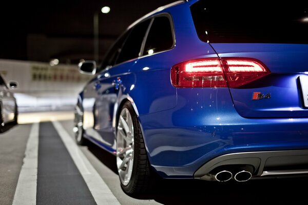 Bleu Audi dans la ville de nuit