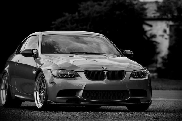 Fotografía en blanco y negro con un BMW deportivo