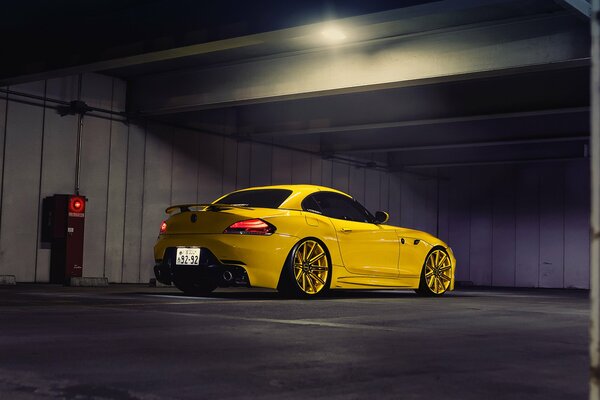 Żółte BMW na pięknych felgach