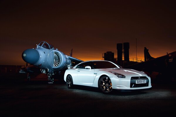 Nissan Godzilla blanc, coucher de soleil et un aérodrome