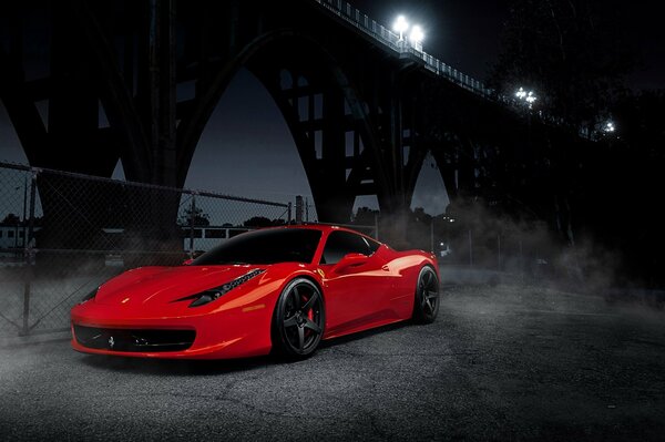 Roter italienischer Ferrari unter der Brücke