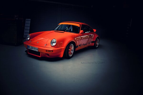 Ретро Porsche carrera оранжевый