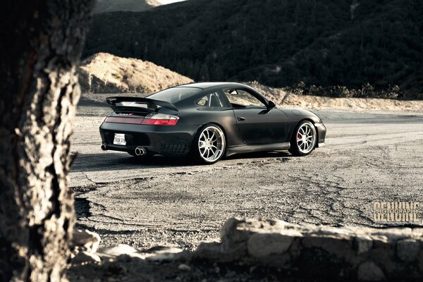 Porsche nera, carrera sulla strada