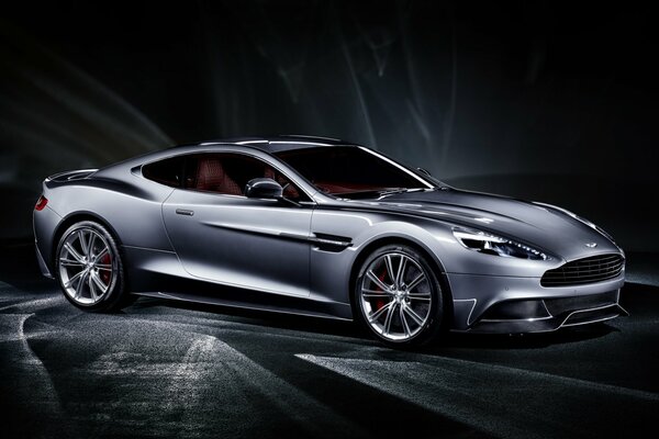 Aston Martin grigio nel crepuscolo sullo sfondo