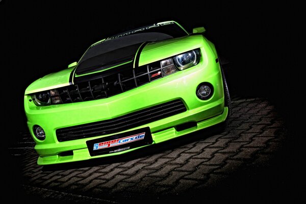 Ein frecher und schöner chevrolet camaro