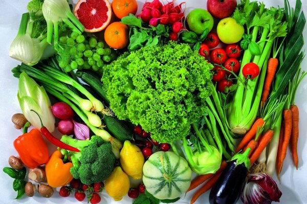 Assortiment de légumes et de légumes verts sur fond blanc