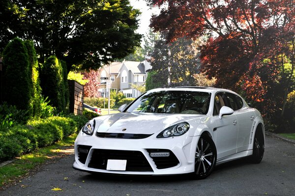 Blanc Porsche Panamera dans la rue