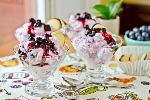 Helado con mermelada se ve muy bien