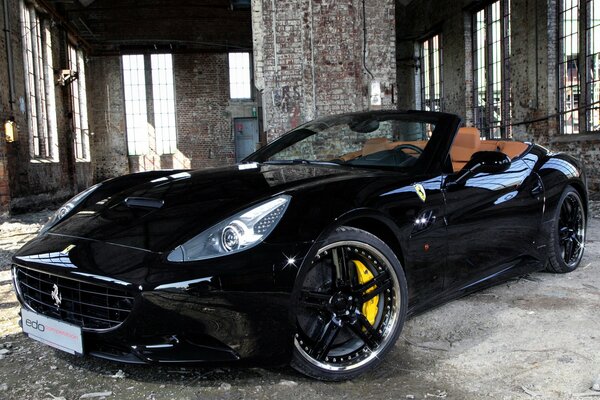 Ferrari de color negro con Solón marrón en un edificio abandonado