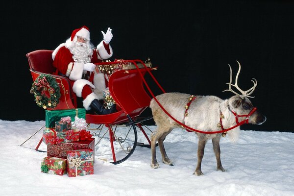 Santa Claus entrega regalos