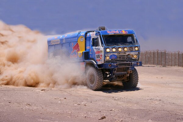 Kamaz Meister rast in den Sand Afrikas