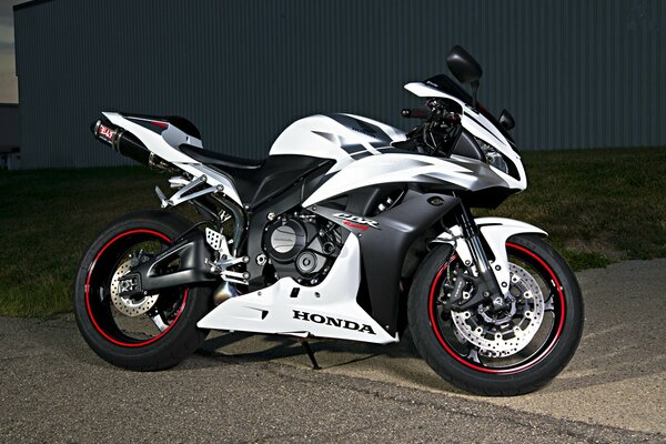 Moto sport Honda en noir et blanc