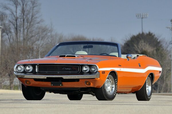 Rétro cabriolet challenger sur la route