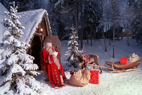 Święty Mikołaj i renifer przygotowują się do transportu prezentów