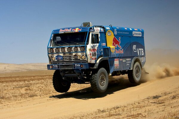 Le camion KAMAZ surmonte puissamment le chemin du rallye