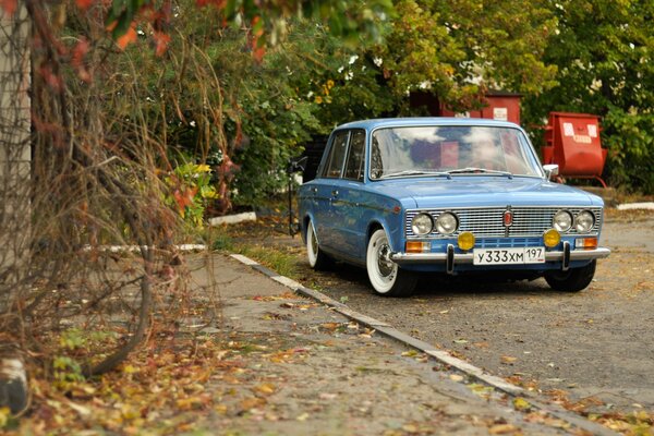 Blaue Sechs auf der Herbststraße