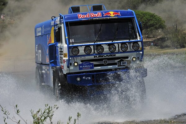 KAMAZ bleu Monte sur l eau, les éclaboussures se dispersent sur les côtés