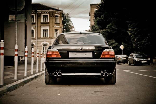 BMW e38 stoi na parkingu