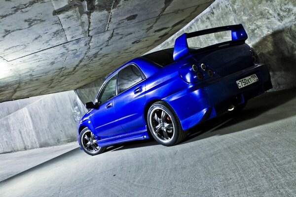 Voiture de sport bleue Subaru Impreza