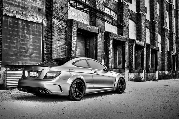 Brutale Mercedes C63 in ambienti urbani abbandonati