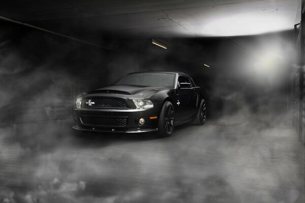 En una neblina Ford Mustang negro